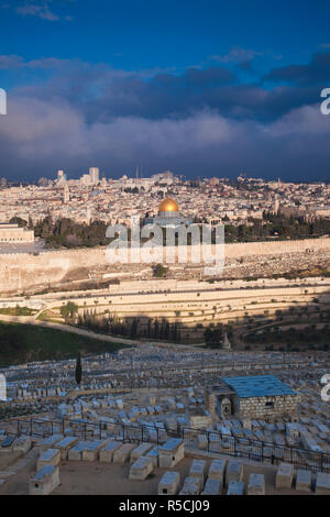 Israel, Jerusalem, erhöhten Blick auf die Stadt mit Tempelberg und Felsendom vom Ölberg Stockfoto