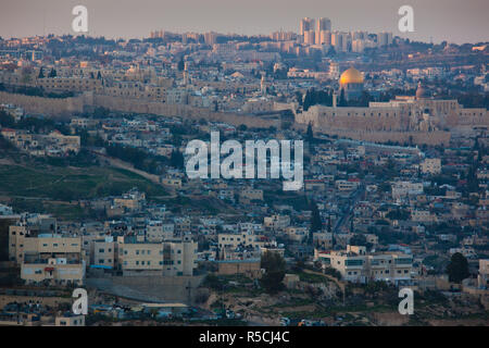 Israel, Jerusalem, erhöhten Blick auf die Stadt mit Tempel Berg von Haas Promenade Stockfoto