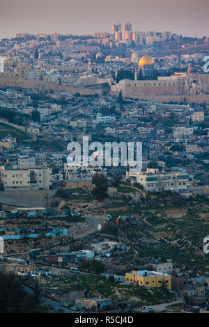 Israel, Jerusalem, erhöhten Blick auf die Stadt mit Tempel Berg von Haas Promenade Stockfoto