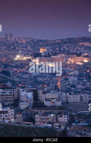 Israel, Jerusalem, erhöhten Blick auf die Stadt mit Tempel Berg von Haas Promenade Stockfoto