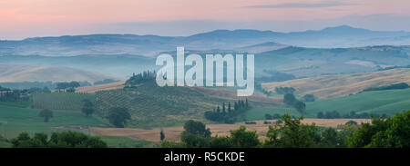 Bauernhaus im Tal bei Tagesanbruch, Val d'Orcia, Toskana, Italien Stockfoto