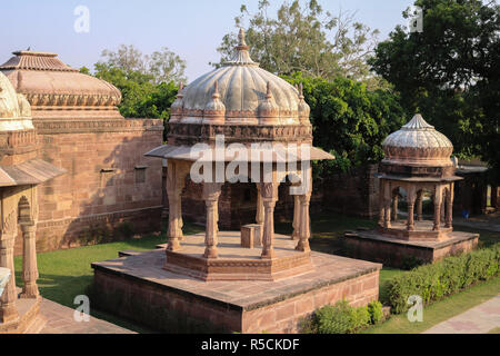 Tempel von Mandore Garten. Mandore Garten ist rund um die Royal kenotaphe (Chhatris) Der rathore Herrscher im 6. Jahrhundert gebaut. Stockfoto