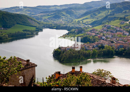 Blick über den See von Sassocorvaro Dorf Mercatale Dorf, Marche, Italien Stockfoto