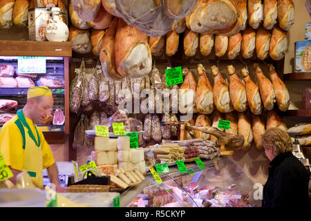 Eine Auswahl von Parma-Schinken, Käse in einem Deli in Parma, Emilia Romagna, Italien Stockfoto