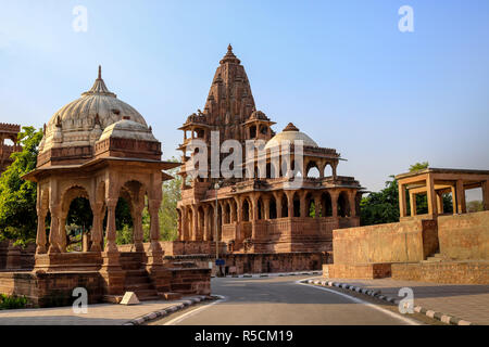 Tempel von Mandore Garten. Mandore Garten ist rund um die Royal kenotaphe (Chhatris) Der rathore Herrscher im 6. Jahrhundert gebaut. Stockfoto