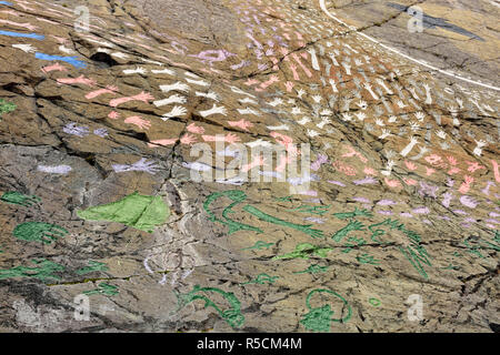 Felsvorsprung in der Altstadt mit bemalten Kunstwerken, Yellowknife, Northwest Territories, Kanada Stockfoto