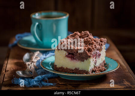Hausgemachter Käsekuchen serviert in blau Porzellan auf Holz Fach Stockfoto
