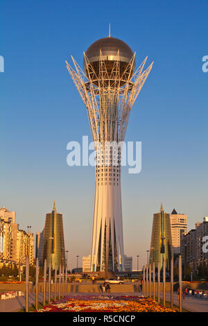 Kasachstan, Astana, Nurzhol Bulvar - zentrale Boulevard, Bayterek Towerand twin Golden konische Business Centers Stockfoto