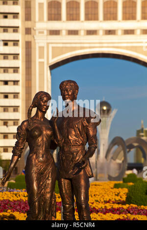 Kasachstan, Astana, Statue vor KazMunaiGas Gebäude der Öl- und Gas- Ministerium, mit bayterek Tower im Hintergrund Stockfoto