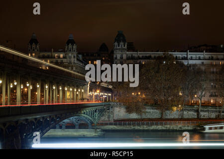 U-Bahn, U-Bahn, die auf dem Bir-Hakeim Brücke über den Fluss Seine und zwischen zwei Gebäude aus Stein in Paris, Frankreich Stockfoto