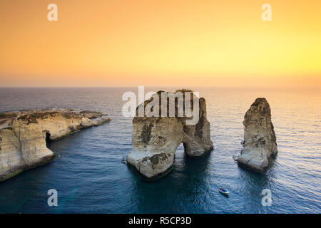 Libanon, Beirut, der Corniche, Pigeon Rocks Stockfoto