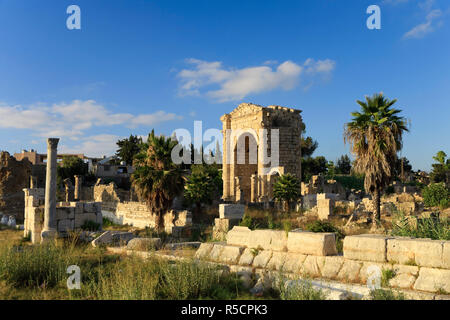 Libanon, Reifen, Al Bass UNESCO-Website, Colonnaded Straße und römischen Triumphbogen Stockfoto