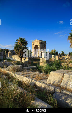 Libanon, Reifen, Al Bass UNESCO-Website, Colonnaded Straße und römischen Triumphbogen Stockfoto