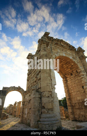 Libanon, Reifen, Al Bass UNESCO-Website, Colonnaded Straße und römischen Triumphbogen Stockfoto