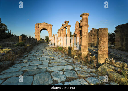 Libanon, Reifen, Al Bass UNESCO-Website, Colonnaded Straße und römischen Triumphbogen Stockfoto