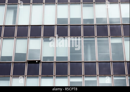 Bürogebäude Fassade mit einem der Fenster geöffnet. Stockfoto