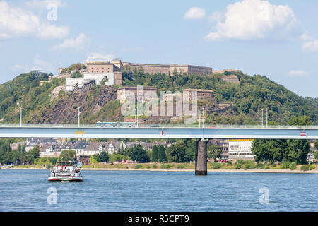 Schloss Ehrenbreitstein, Koblenz, Rhein, Deutschland. Brücke führt auf der Bundesstraße B 49 über den Rhein. Stockfoto