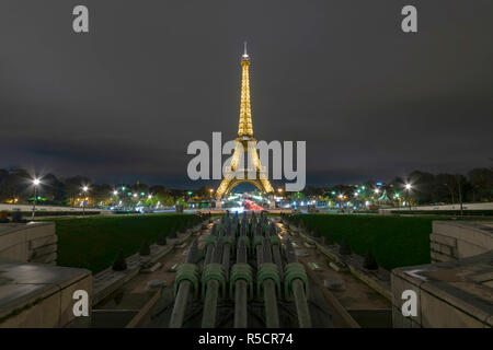 Sonnenaufgang auf dem Eiffelturm Reflexion auf dem nassen Boden des Trocadero in Paris statt, eines der meistbesuchten Gebäude von den Touristen Stockfoto