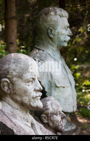 Litauen, südlichen Litauen, Grutas, Grutas Park, Skulpturenpark der ehemaligen kommunistischen Ära Skulpturen, (von L nach R) Büsten von Lenin, Mickevicius-Kapsukas, und Stalin, alle früher in Klaipeda gesehen Stockfoto