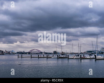 Boote in der Bucht von Sokcho City. Südkorea Stockfoto