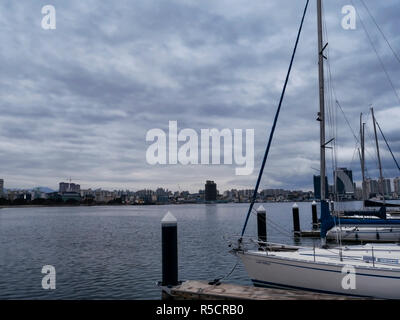 Boote in der Bucht von Sokcho City. Südkorea Stockfoto