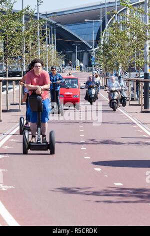 Amsterdam, Niederlande. Pendler mit Fahrrad Lane für das Reiten auf Segway. Stockfoto