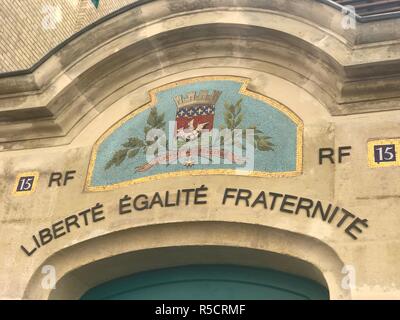 Paris, Frankreich. Motto der französischen Revolution: Freiheit, Gleichheit, Brüderlichkeit. Stockfoto