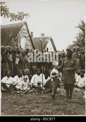 Sikhs & Französisch Dorfbewohner [Le Sart, Frankreich]. Aufzeichnung der indischen Armee in Europa während des Ersten Weltkrieges. 24-Apr-15. Quelle: Foto 24/74. Autor: Dhaka, H. D. Stockfoto