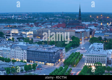 Lettland, Riga, erhöhten Blick auf die Altstadt von Riga, Vecriga, Abend Stockfoto