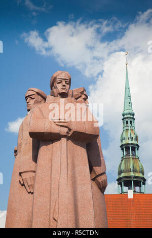 Lettland, Riga, Riga, der Lettischen Gewehrschützen Monument und St. Peter's Lutheran Church Stockfoto