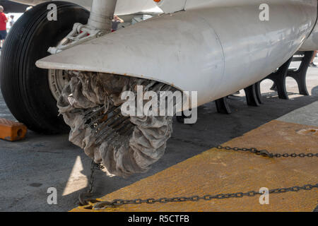 Kraftstoffschlauch (oder DROGUE) auf einem EKA-3 Skywarrior, elektronischer Kriegsführung Flugzeuge und Tanker, USS Midway Museum, San Diego, California, United States. Stockfoto