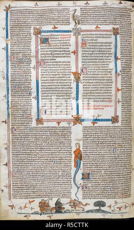 Die untere Hälfte des Folio zeigt Text mit rn Groteske mit, unter, Bas-de-Seite Szene von St. Dunstan packte die Teufel von der Nase mit glühenden Zangen, beheizte im Ofen hinter ihm. Smithfield Decretals [Decretals von Gregor IX]. Frankreich?; 1300-1340 [Text]. England (London?); ca. 1340 [Beleuchtung]. Quelle: Royal 10 E.IV, f 250 v. Sprache: Latein. Stockfoto