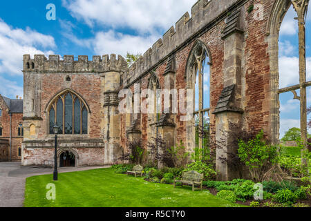 Der Bischofspalast in Wells, Somerset, mit seinen gepflegten Rasen und Gärten ist ein beliebtes Touristenziel. Stockfoto