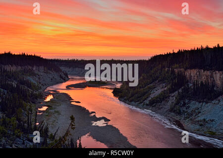 Hay River Gorge im Morgengrauen, Twin Falls Territorial Park, Nordwest-Territorien, Kanada Stockfoto