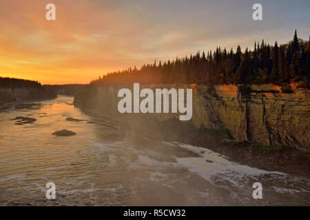 Hay River Schlucht unterhalb Alexandra Fälle in der Morgendämmerung, Twin Falls Territorial Park, Nordwest-Territorien, Kanada Stockfoto