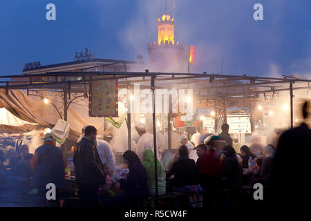 Outdoor-Food Stände in Djemaa el-Fna, Marrakesch, Marokko Stockfoto