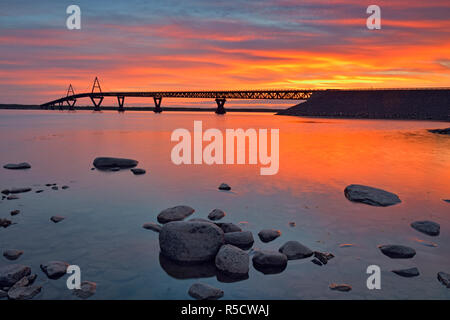 Sonnenaufgang über den MacKenzie River mit der Deh Cho Brücke, Fort Providence, Northwest Territories, Kanada Stockfoto