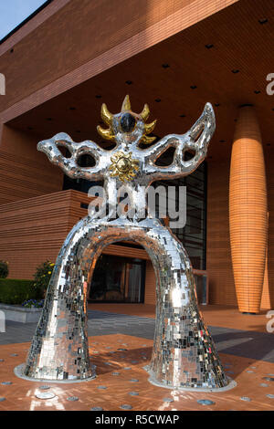 CHARLOTTE, NC - Dezember 12, 2015: "Feuervogel", eine Skulptur der Künstlerin Niki De Saint Phalle, begrüßt die Besucher der Bechtler Museum der Modernen Kunst. Stockfoto