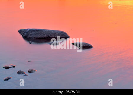 Sunrise Himmel in den MacKenzie River Gewässern in der Nähe der Ufer nieder, Fort Providence, Northwest Territories, Kanada Stockfoto