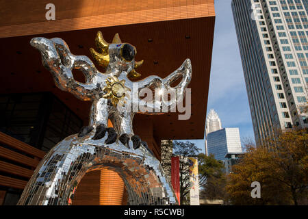 CHARLOTTE, NC - Dezember 12, 2015: Nahaufnahme von "Feuervogel", eine Skulptur, die begrüßt Besucher der Bechtler Museum für Moderne Kunst in Charlotte. Stockfoto