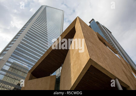 CHARLOTTE, NC - November 25, 2016: Der Mint Museum und die Duke Energy Center sind zwei Beispiele moderner Architektur in Uptown Charlotte. Stockfoto