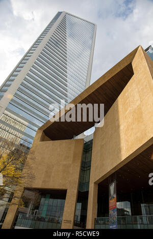 CHARLOTTE, NC - November 25, 2016: Der Mint Museum und die Duke Energy Center sind zwei Beispiele moderner Architektur in Uptown Charlotte. Stockfoto