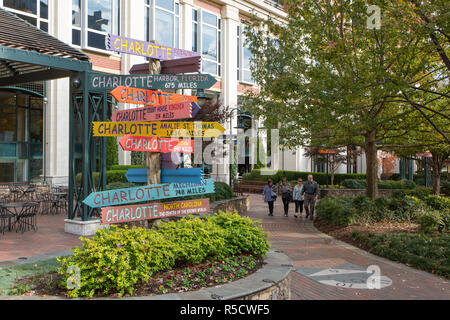 CHARLOTTE, NC - November 25, 2016: humorvoll Wegweiser auf einem Pfad in die Grüne, ein städtischer Park in Uptown Charlotte, North Carolina. Stockfoto