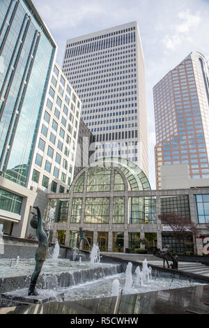 CHARLOTTE, NC - November 25, 2016: Wells Fargo Plaza mit Springbrunnen im Vordergrund in Uptown Charlotte, North Carolina. Stockfoto