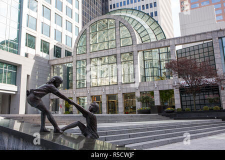 CHARLOTTE, NC - November 25, 2016: Nahaufnahme einer Skulptur von Kindern in Wells Fargo Plaza in Uptown Charlotte, North Carolina. Stockfoto