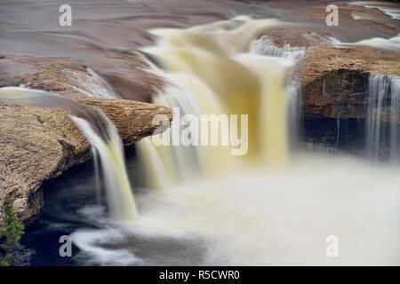 Korallen fällt am Fluss Forelle, Sambaa Deh fällt Territorial Park, Nordwest-Territorien, Kanada Stockfoto