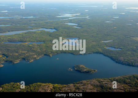 Arktische Landschaft aus der Luft, auf dem Weg von Yellowknife in Nunavut Territorium Nunavut Territory, Kanada Stockfoto