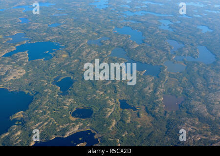 Arktische Landschaft aus der Luft, auf dem Weg von Yellowknife in Nunavut Territorium Nunavut Territory, Kanada Stockfoto