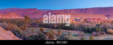 Dämmerung über Palm Grove & Kasbahs, Tinerhir, Marokko Stockfoto