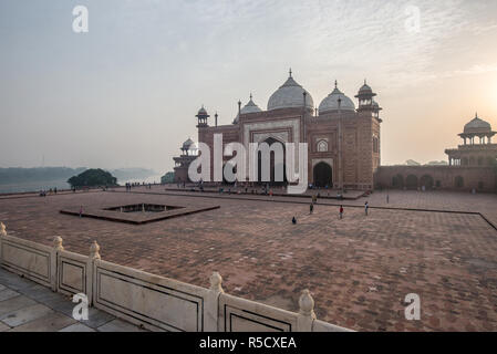 Die Moschee mit Blick auf das Taj Mahal, Agra, Uttar Pradesh, Indien Stockfoto